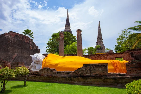 Reclinning buddha staty un wat yai chai mongkol tempel ayutthay — Stockfoto