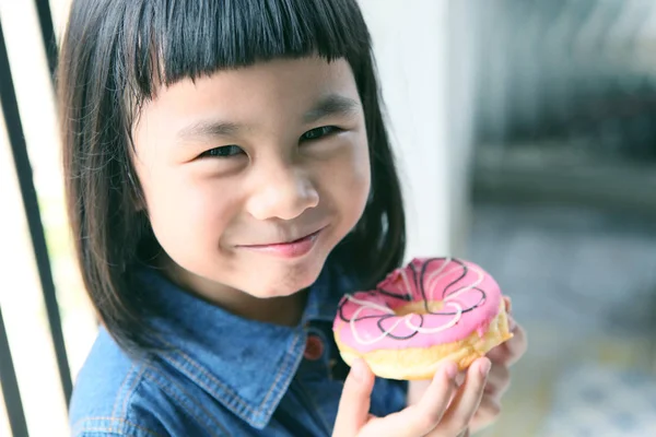 Happiness smiling face of asian children with sweet donut in han — Stock Photo, Image