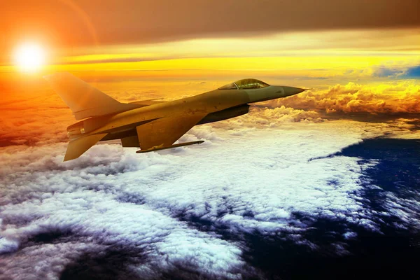 Militry samolot leciał nad chmury scape — Zdjęcie stockowe