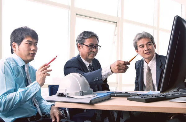 Asiático ingeniería hombre reunión para proyecto solución en oficina ope —  Fotos de Stock