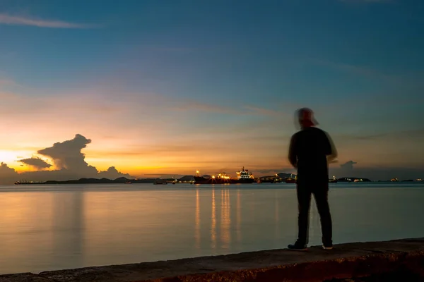 Muž a krásné slunce nebe v pobřežním přístavu — Stock fotografie