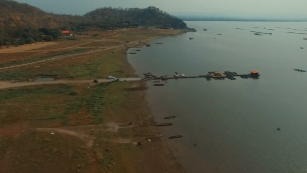 Vue aérienne du village de pêcheurs domestiques à Krasiew barrage suphanburi thailand — Video