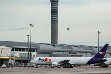 Bangkok Tayland - Sep25, 2017: fedex kargo uçağı yükleme busine