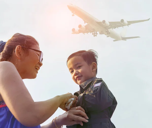 Μητερα και το αγόρι που ονειρεύεται να γίνει πιλότος αεροπλάνο — Φωτογραφία Αρχείου