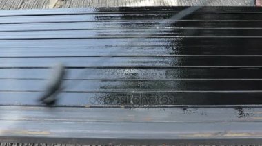 metal kutu üzerinde renk boyama