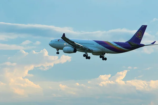 TAILANDIA BANGKOK - SEP3,2017: avión de la vía aérea tailandesa acercándose para — Foto de Stock