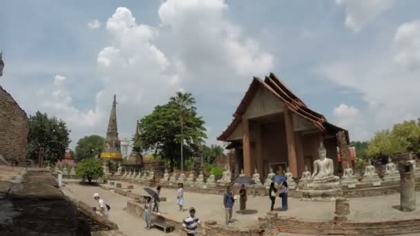 Ayutthaya Thailand - Sep14, 2017: timelapse van toeristische wandelen in wat yai chaimongkol tot werelderfgoed van ayutthaya provincie thailand — Stockvideo
