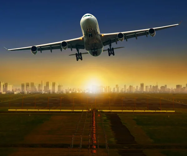 Реактивный самолет взлетел со взлетно-посадочной полосы аэропорта для посадки и посадки — стоковое фото