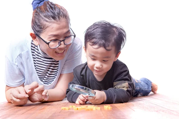 Asiático família mãe e crianças brincando no chão de madeira — Fotografia de Stock