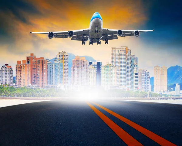 Passenger plane arrival and approach for landing to city airport — Stock Photo, Image