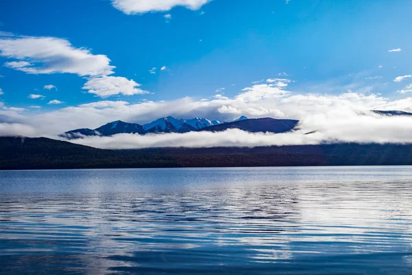 Hermoso paisaje de cielo azul nube blanca del lago te anau most po — Foto de Stock