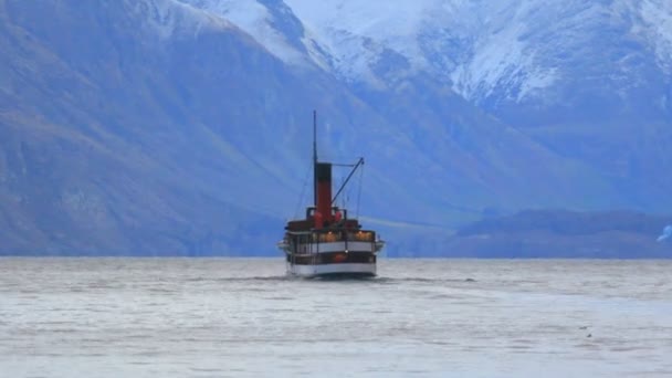 Крейсерская в озеро Вакатипу Квинстаун, Новая Зеландия — стоковое видео