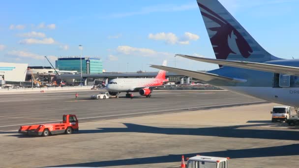 ROMA ITÁLIA - NOVEMBRO 9: Avião da Rossiya Airlines se aproxima da partida do aeroporto Fiumicino Leonardo da Vinci em 9 de novembro de 2016 em Itália — Vídeo de Stock