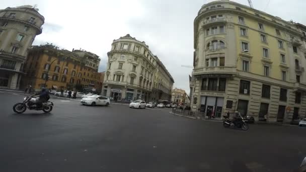 ROME ITALY - NOV8,2016 : traffic junction and narrow street in heart of rome italy capital — Stock Video