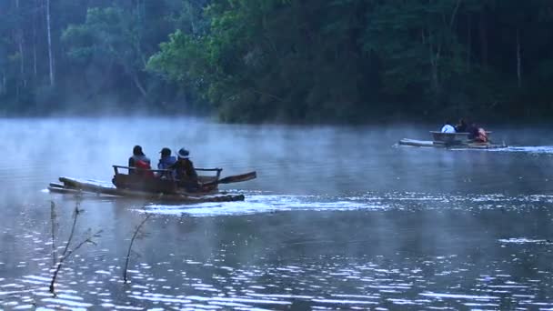 Maehongsorn Tajlandia - Jan 24,2017: bambusa rafting w zbiorniku wodnym ung pang jest najbardziej popularnych atrakcji turystycznych, ung pang, jeden słynny zimowych podróży przeznaczenia w północnej Tajlandii — Wideo stockowe