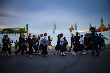 Bangkok Tayland - Ekim 5,2017: Tay yas tutanlar insanlar giyen