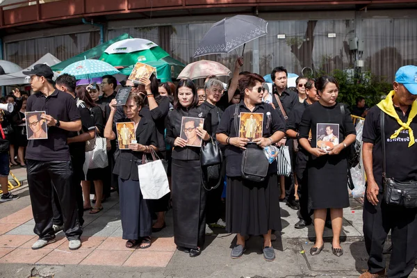 BANGKOK THAILAND - OCTOBER5,2017 : thai mourners people wearing — Stock Photo, Image