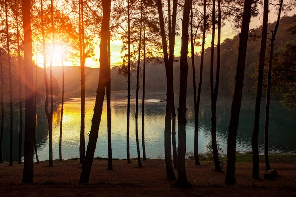 Hermoso sol naciendo cielos en pang ung depósito de agua lago meah — Foto de Stock