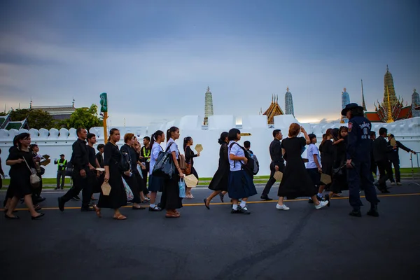 Bangkok Tayland - Ekim 5,2017: Tay yas tutanlar insanlar giyen