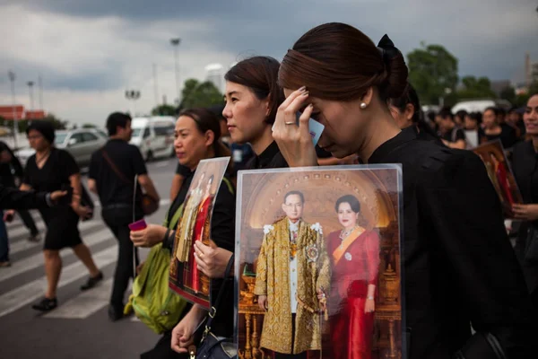 BANGKOK THAILAND - OCTOBER5,2017 : thai mourners people wearing — Stock Photo, Image