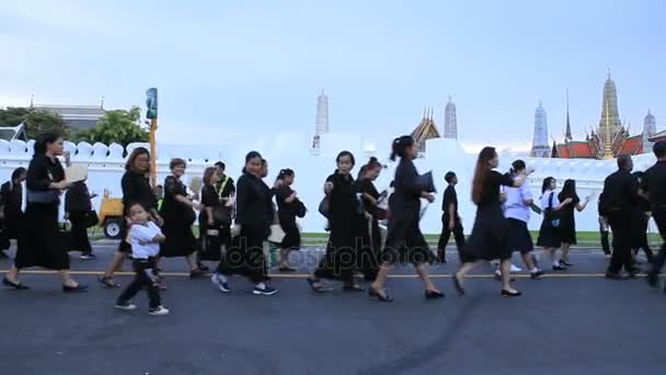 Bangkok Thailand - oktober 5,2017: Thaise rouwenden mensen dragen zwarte kleding op de laatste dag van respect voor hun geliefde koning bhumibol adulyadejat in grand palace — Stockvideo