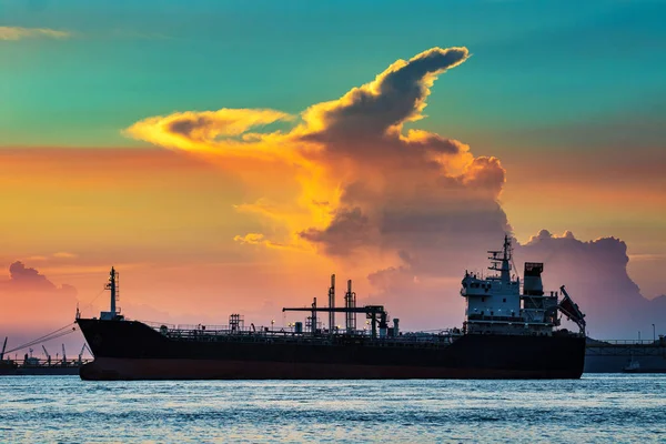 Buque portacontenedores de petróleo flotando en puerto de la industria petroquímica de nuevo —  Fotos de Stock
