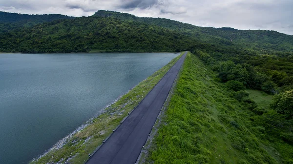 Воздушный вид на водохранилище nong preau плотины nakorn nayok outsk — стоковое фото