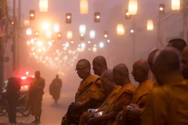 Maehongsorn タイ王国 - 1 月 22,2017: それらを待っているタイの僧侶 — ストック写真