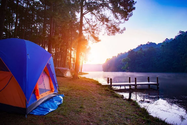 Zeltlager in Pang ung Maehong Sorn beliebteste Winterreise — Stockfoto