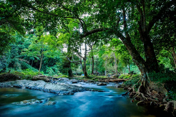 Riacho de klong lan queda de água parque nacional tailandês — Fotografia de Stock