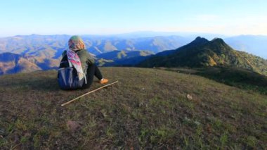 En iyi DOI pui yüksek dağ tepe Tayland Kuzey maehong sorn ilinin üzerinde oturan kadın trekker