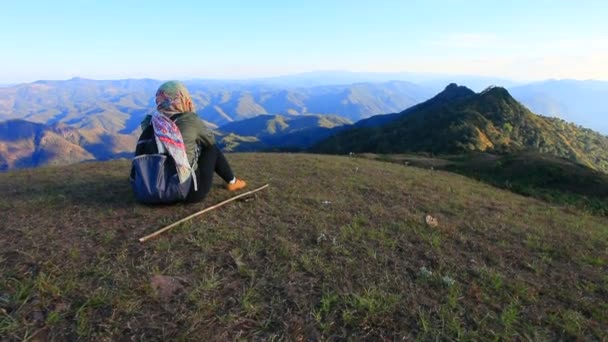 Woman trekker sitting on top doi pui highest  mountain peak of maehong sorn province northern of thailand — Stock Video