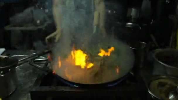Vegetal frito en la cocina sartén caliente — Vídeo de stock