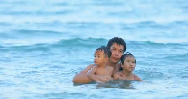 亚洲家庭在淡水池中游泳 — 图库视频影像