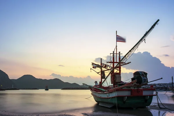 Mooie zon stijgende lucht en lokale visserij boot op klong waarschuwen worden — Stockfoto