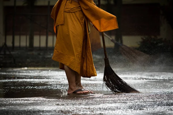 Тайский монах ежедневная уборка в буддистском храме — стоковое фото