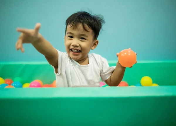 Asijské děti štěstí emoce hrají v barevné koule pool — Stock fotografie