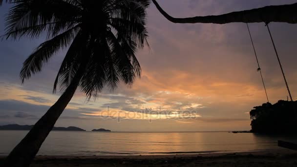 Pôr-do-sol céu na praia do mar em trat leste da Tailândia — Vídeo de Stock