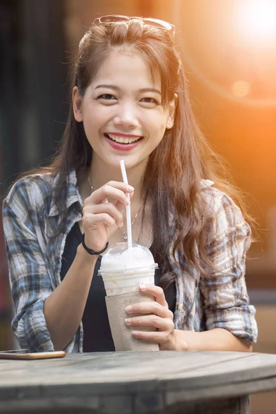 Asiatiska yngre kvinna toothy leende ansikte lycka dricka sval — Stockfoto