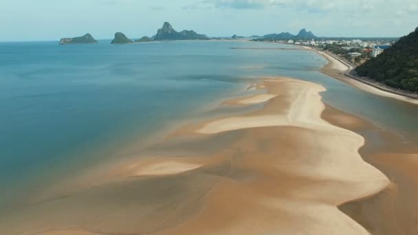 Luchtfoto van zee strand in prachuap khiri khan zuiden van thailand — Stockvideo