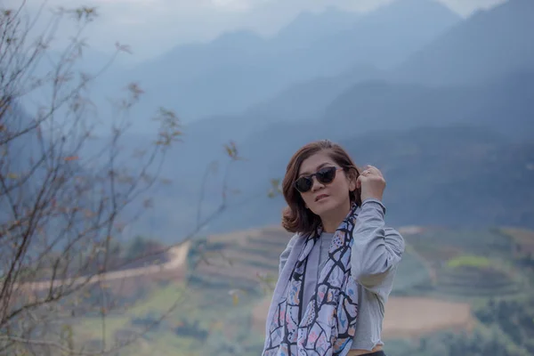De hoofd geschoten portret van Aziatische vrouw en berg scène in sapa vie — Stockfoto