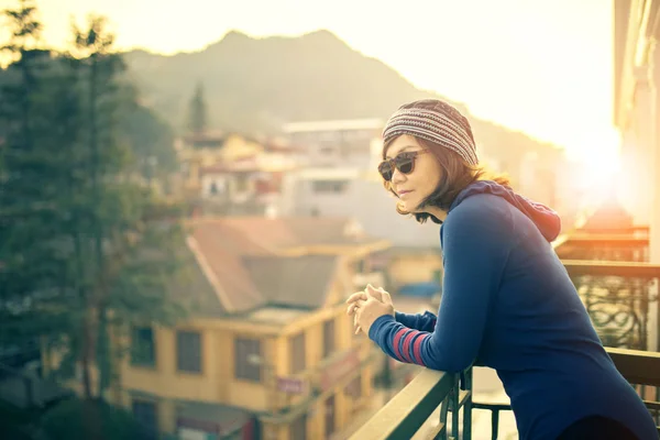 Молода подорожуюча жінка стоїть за межами будівельної тераси і Ло — стокове фото