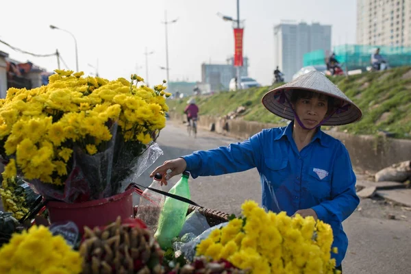 HANOI VIETNAM - NOV3,2017 : vendeur de fleurs vietnamiennes préparer y — Photo