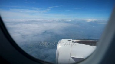 clouud üzerinde uçan uçak