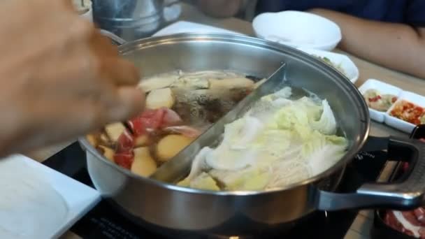 Cuisson des aliments frais dans un pot de shabu chaud — Video