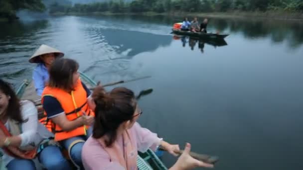 НЬЮ-ЙОРК-ВИТНАМ - НОЯБРЬ 2017: туристическая лодка в канале Ньинь-Бинь - самое популярное туристическое направление в центре Китая — стоковое видео
