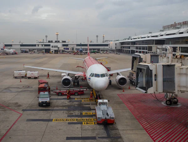Bangkok thailand - nov2.2017: flugzeug der airasia airline bereitet t — Stockfoto