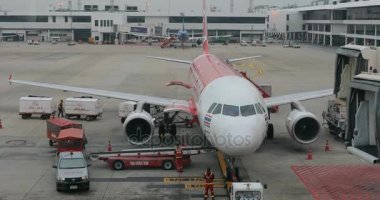 Bangkok Tayland - Nov2, 2017: airasia havayolu uçak kalkış için Don Muang Airport, airasia hazırlanıyor büyük düşük maliyetli uçağı Güney Doğu Asya olduğunu.