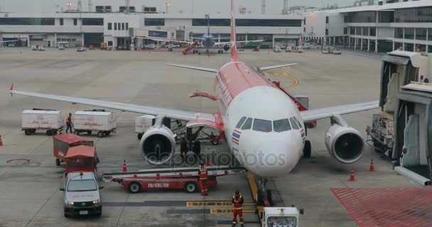 BANGKOK THAILAND - NOV2,2017: Avião aéreo airasia preparando-se para partir do Aeroporto Don Muang, airasia é o grande avião de baixo custo no sudeste asiático — Vídeo de Stock