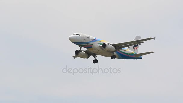 BANGKOK THAILAND - JUNE15,2017: avião das vias aéreas de Bangkok se aproximando para pouso no aeroporto de suvarnbhumi, na periferia da capital tailandesa — Vídeo de Stock